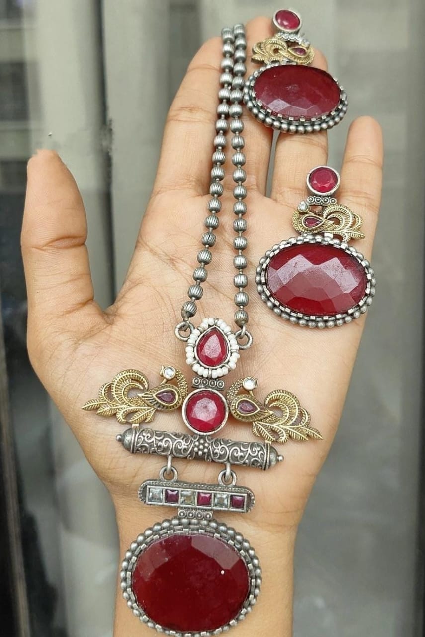 High Quality Silver Look-Alike Ruby Red Monalisa Stone Peacock Necklace Set with Matching Studs